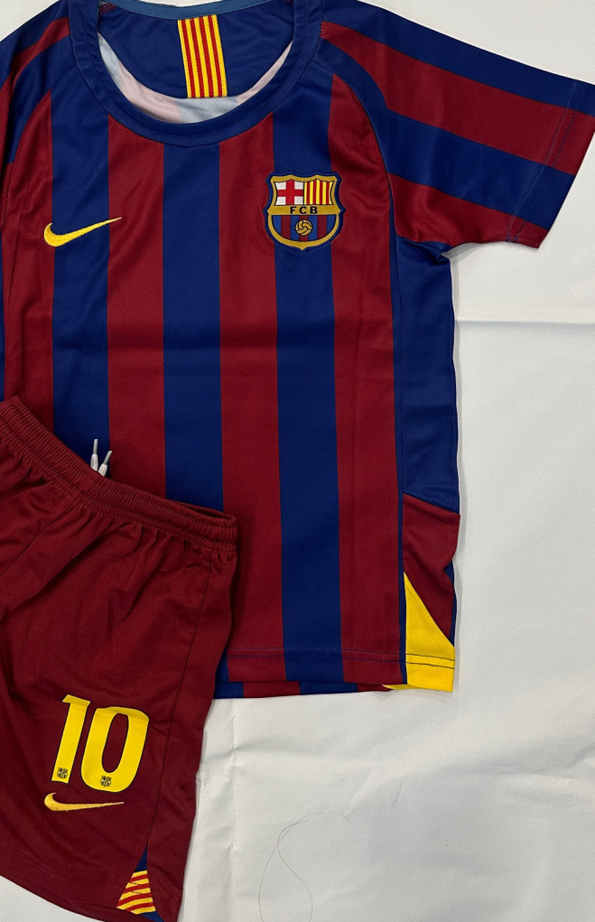 Barcelona Classic 2005-06 with  Ronaldinho 10 Kids KIT