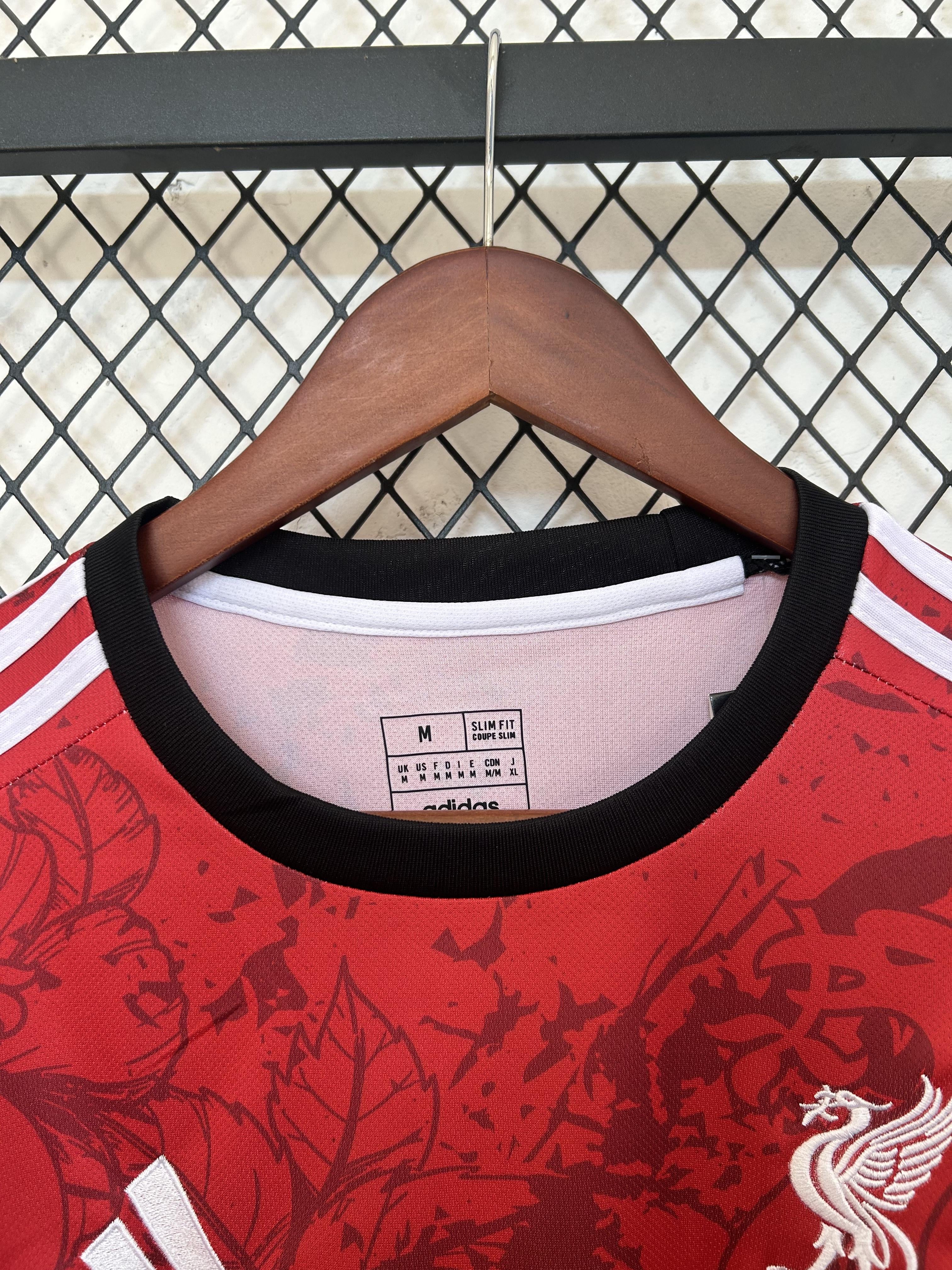 Tenue spéciale “Crimson Talon” de Liverpool